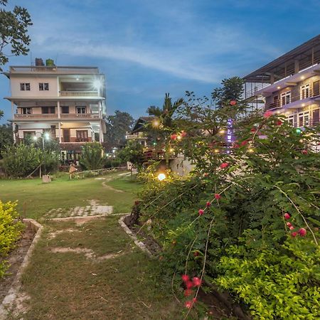 Hotel Riverside With Swimming Pool Sauraha Exteriér fotografie