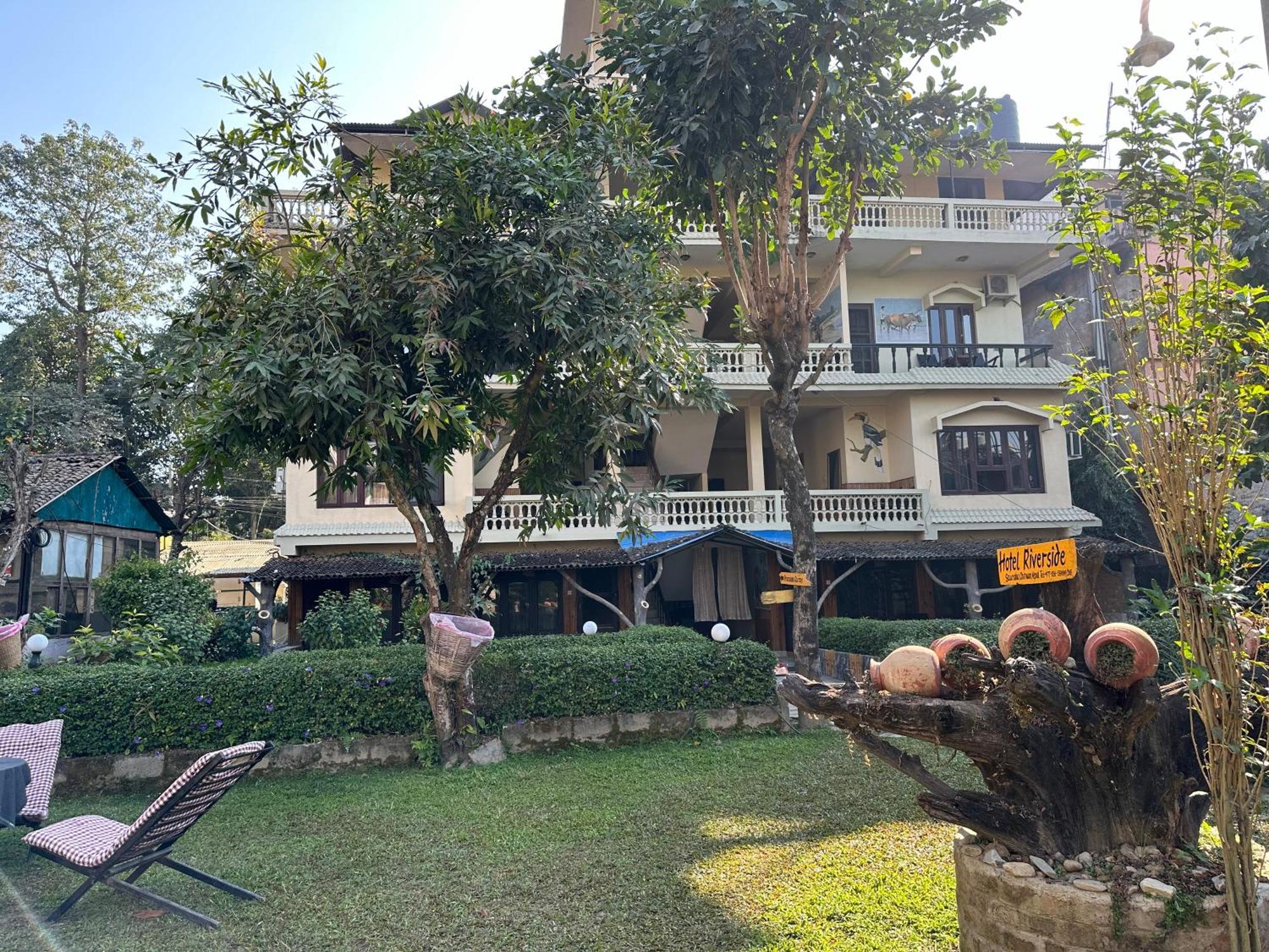 Hotel Riverside With Swimming Pool Sauraha Exteriér fotografie