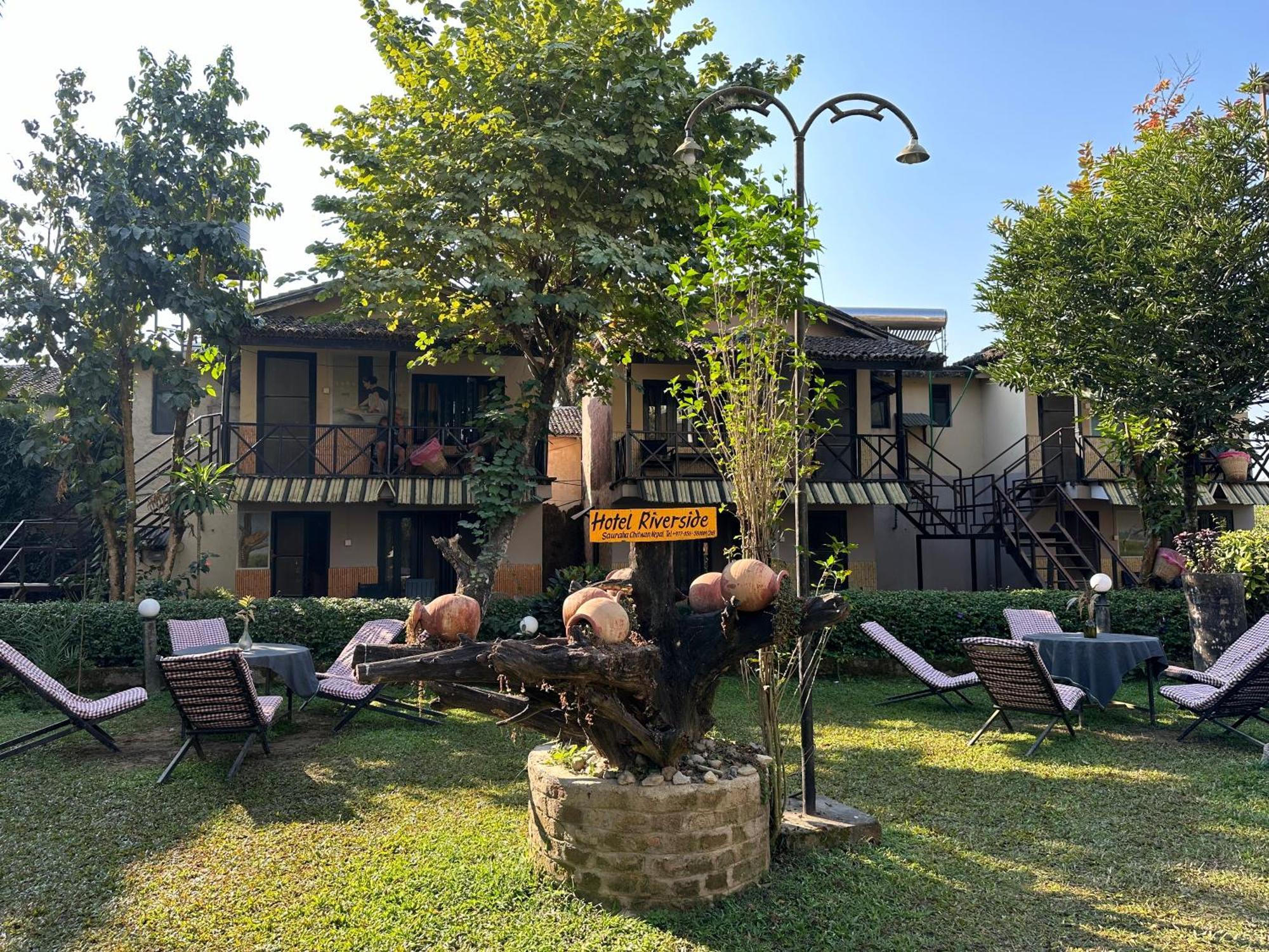 Hotel Riverside With Swimming Pool Sauraha Exteriér fotografie
