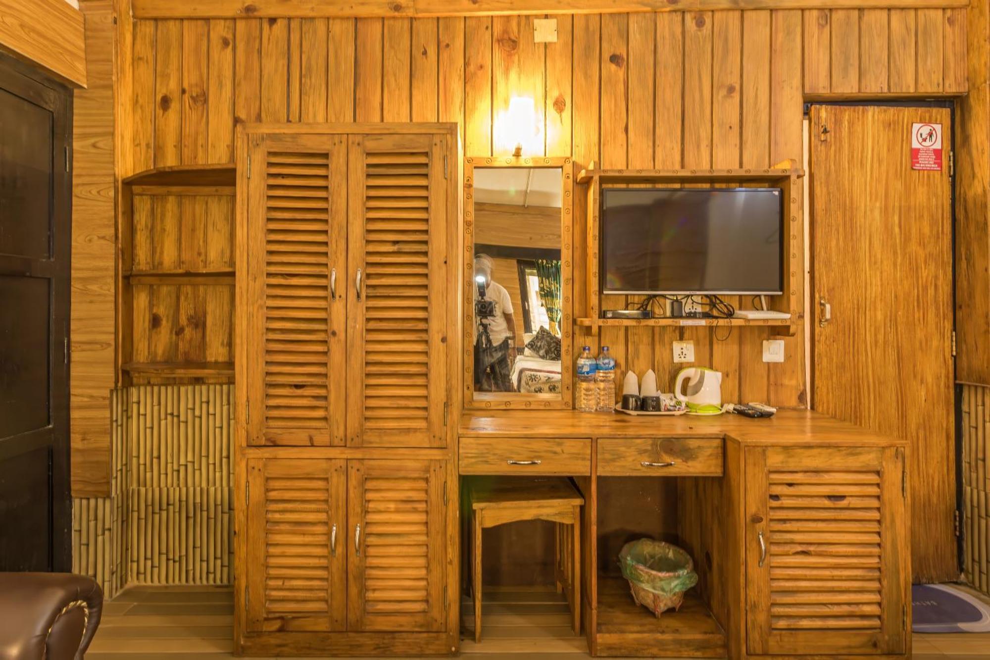 Hotel Riverside With Swimming Pool Sauraha Exteriér fotografie