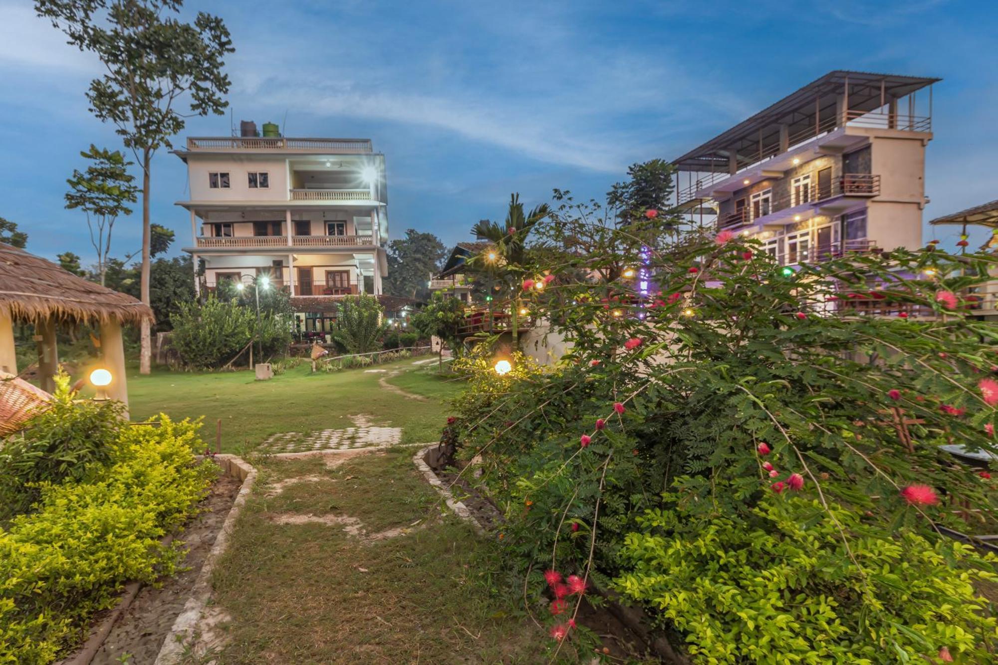 Hotel Riverside With Swimming Pool Sauraha Exteriér fotografie