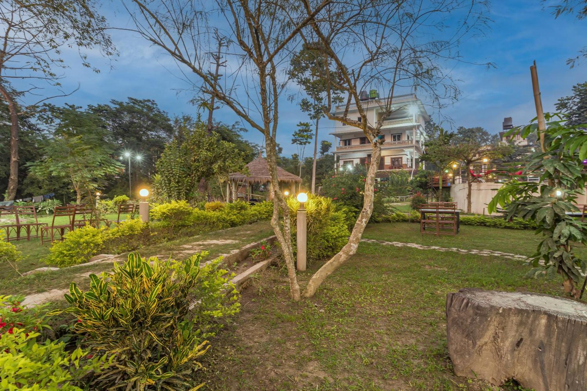 Hotel Riverside With Swimming Pool Sauraha Exteriér fotografie