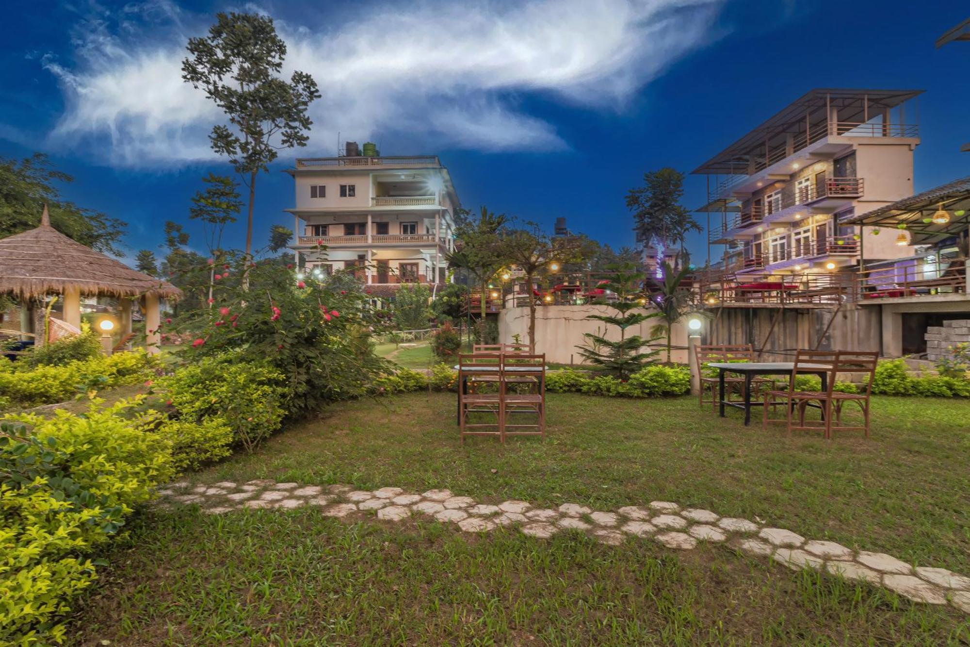 Hotel Riverside With Swimming Pool Sauraha Exteriér fotografie