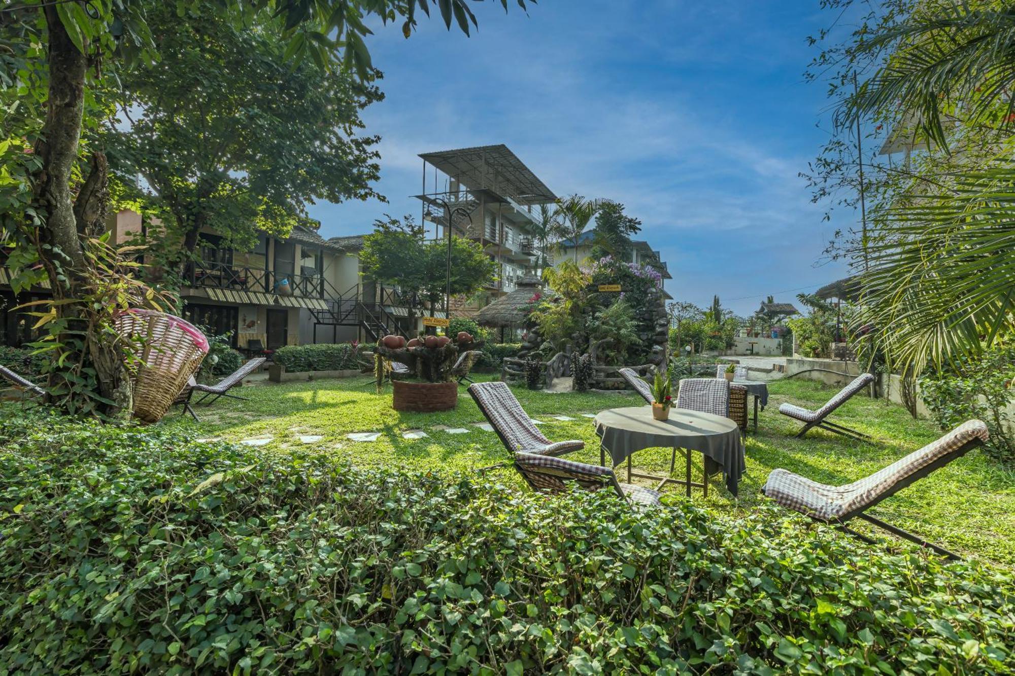 Hotel Riverside With Swimming Pool Sauraha Exteriér fotografie