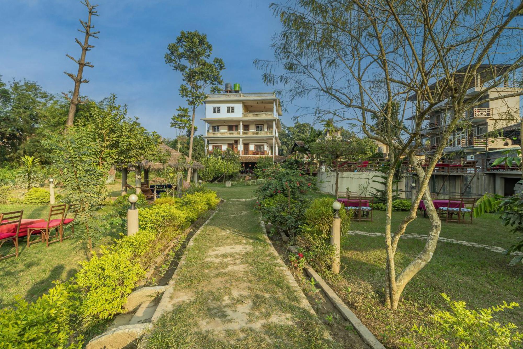 Hotel Riverside With Swimming Pool Sauraha Exteriér fotografie